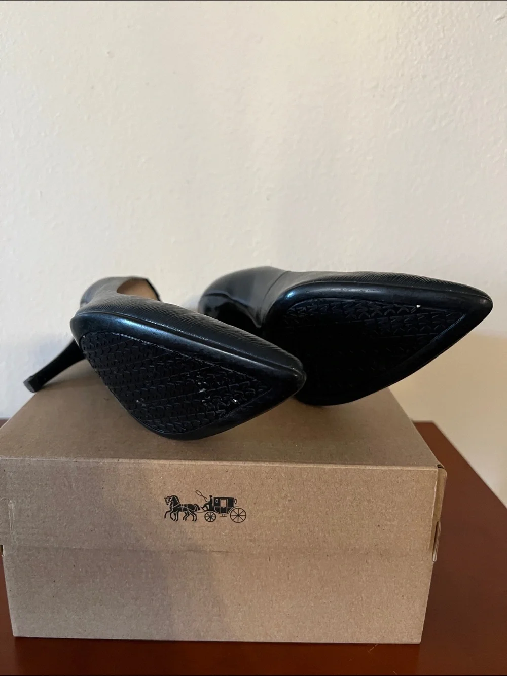 Michael Kors Navy textured real leather pumps. Size 6